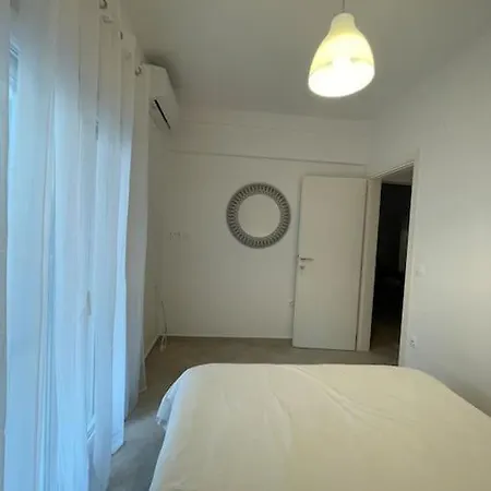 Anastasios' Artwork Apartment *