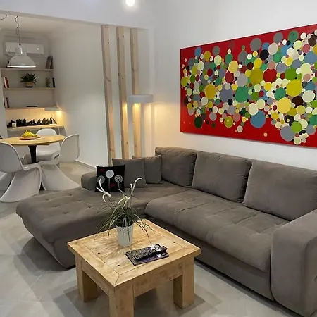 Anastasios' Artwork Apartment *